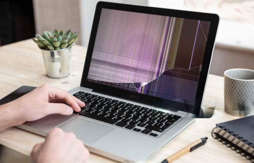 What Are the Signs That My Laptop Screen Needs to Be Replaced?